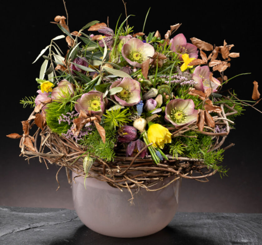 Ein Frühlingsstrauß mit Aarendelle Sara Pink und Buchenzweigen, Asparagus, Narzissen, Muscari, Fritillaria und Lisianthus.